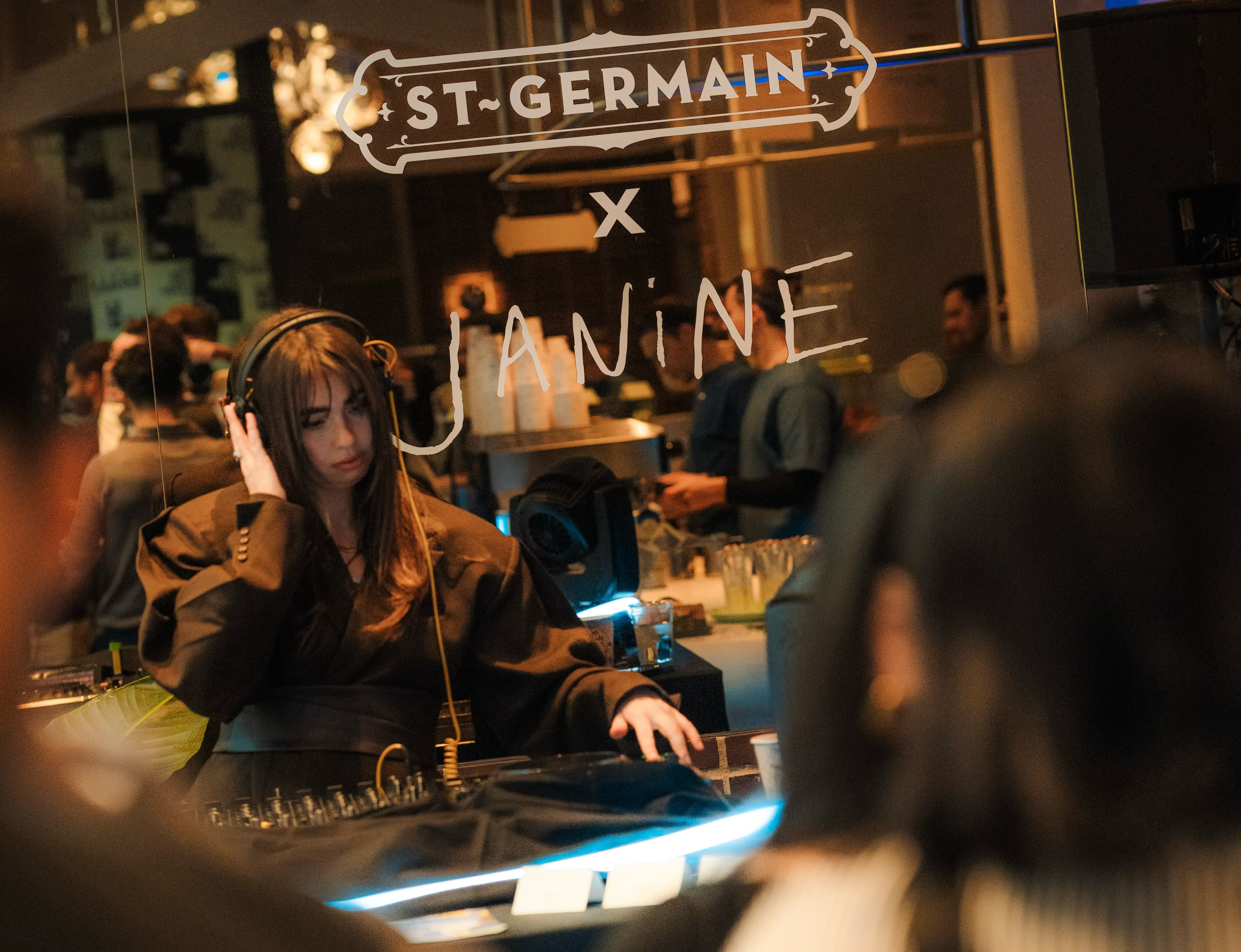 Networking moment in een hotelbar